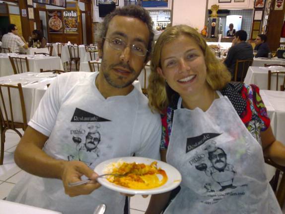 Devorando a moqueca do restaurante Pirão, em Vitória - ES